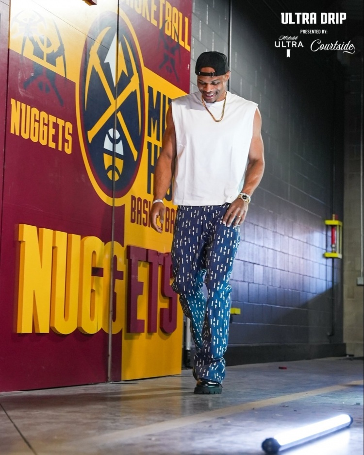 將迎戰(zhàn)湖人！掘金官推曬威少入場穿搭：大金鏈子+小手表非常帥酷