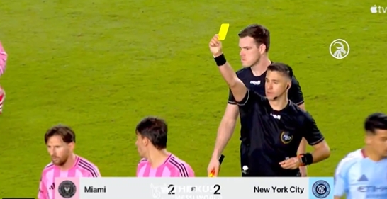 賽后染黃！梅西不滿判罰找裁判抱怨，主裁向梅西出示黃牌