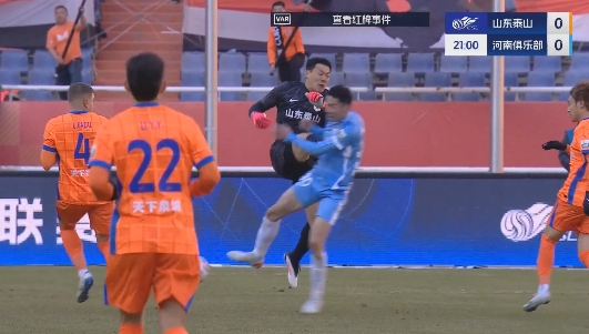 新賽季首張直紅！王大雷出擊踢倒劉鑫瑜，VAR介入后改判直紅