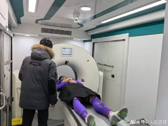 補時階段頭部被撞，天津記者：目前謝維軍正在醫(yī)院接受檢查