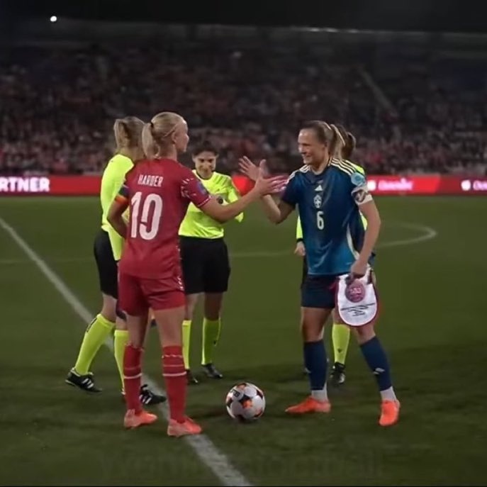 丹麥女足和瑞典女足隊(duì)長在國家隊(duì)交手，兩人場外是一對(duì)情侶