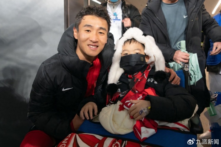 感動！患重癥蓉城小球迷林子金獲贈韋世豪簽名球 父母拒外界捐款