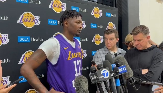 正負(fù)值隊(duì)內(nèi)第一！芬尼-史密斯打趣：當(dāng)投不進(jìn)球時(shí)你就會(huì)關(guān)注這個(gè)