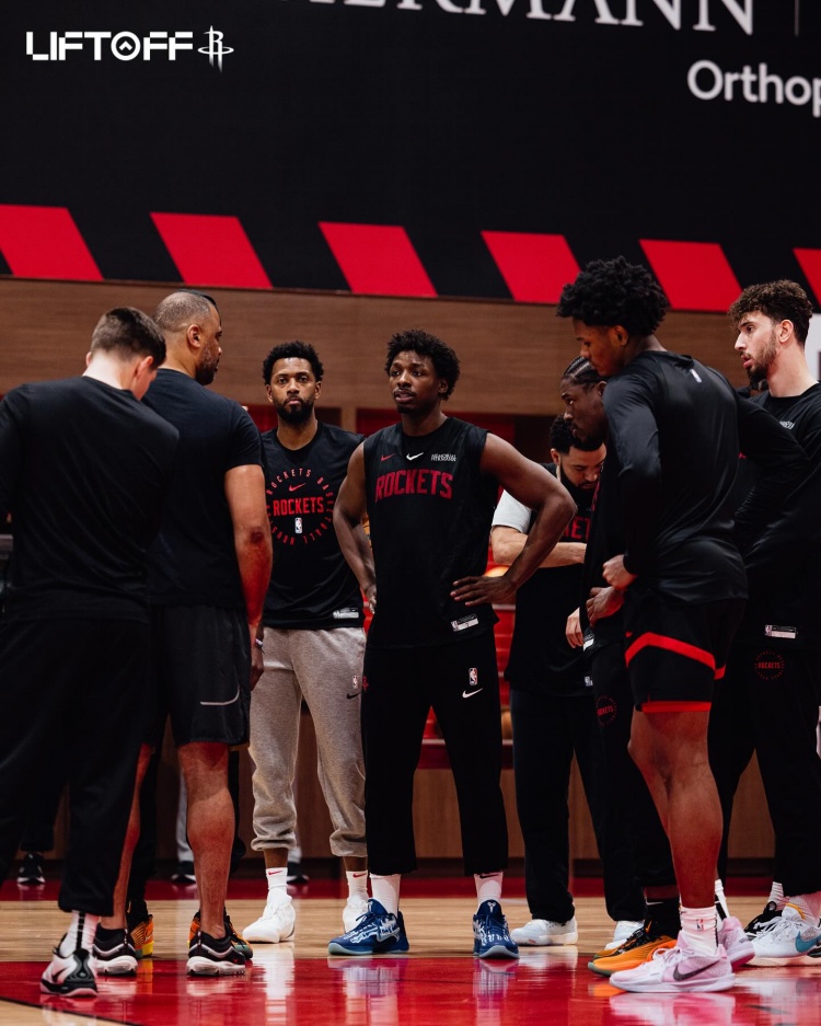 氣氛熱烈！火箭官方曬球隊(duì)訓(xùn)練照 范喬丹現(xiàn)身 阿門防守眼神專注！