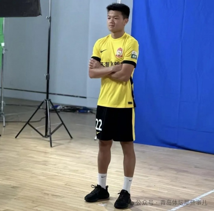 記者：楊希第一時(shí)間返回青島西海岸 補(bǔ)拍新賽季定妝照