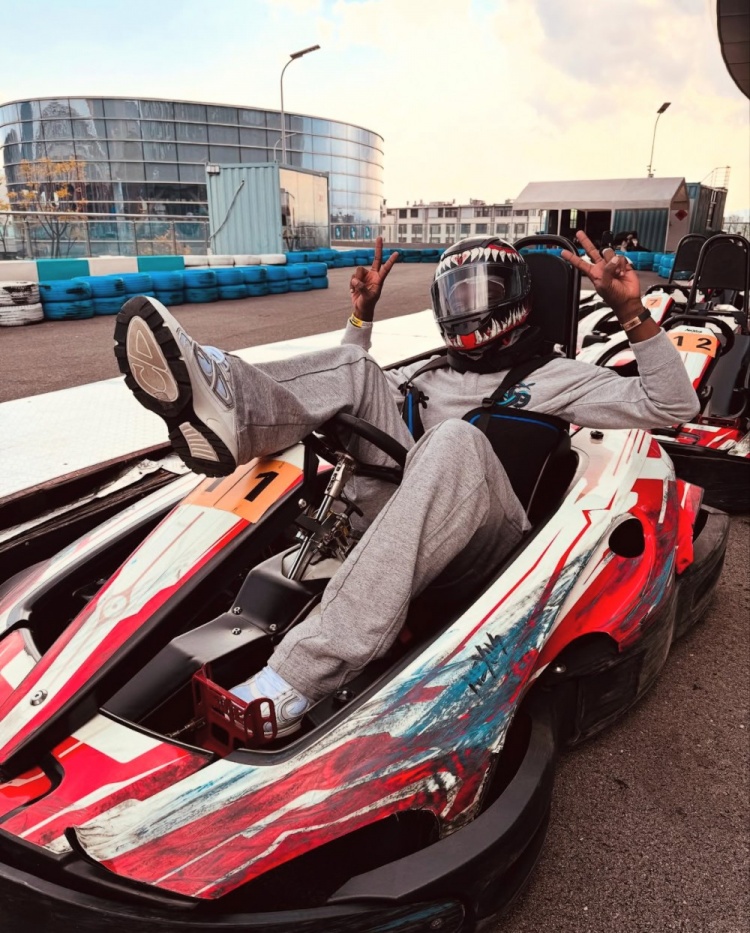 各種pose擺個不停，小奧斯卡社媒曬與賽車合影