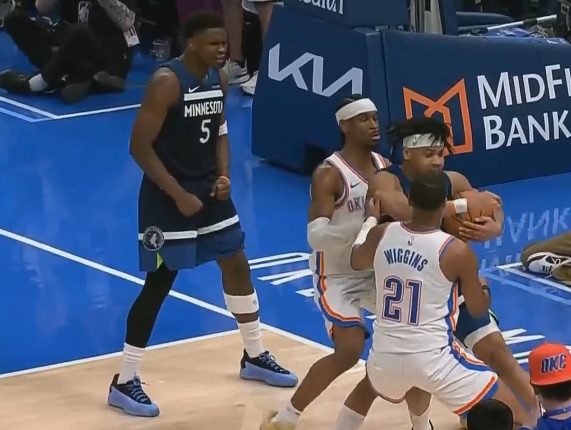 壓抑了一整場(chǎng)！愛(ài)德華茲躍起血帽了亞歷山大幾乎必進(jìn)的空籃！