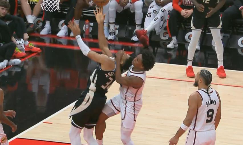 被阿門(mén)鎖喉+拽頭！字母：我不怨恨他 他當(dāng)時(shí)只是想強(qiáng)硬地犯?jìng)€(gè)規(guī)