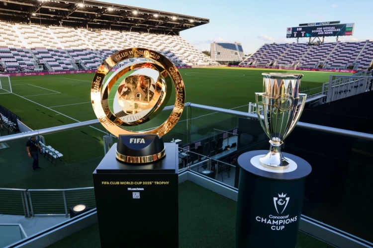 熠熠生輝！國際足聯(lián)官方曬照：世俱杯獎杯亮相邁阿密大通球場