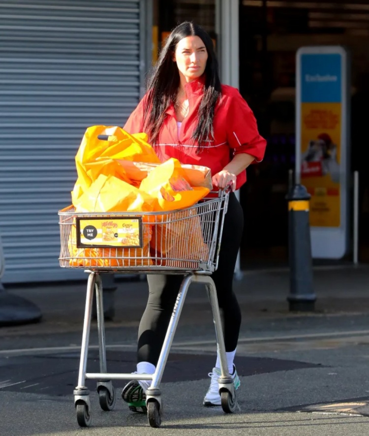 太陽(yáng)報(bào)：沃克妻子被拍到在當(dāng)?shù)爻匈?gòu)物，她未佩戴婚戒