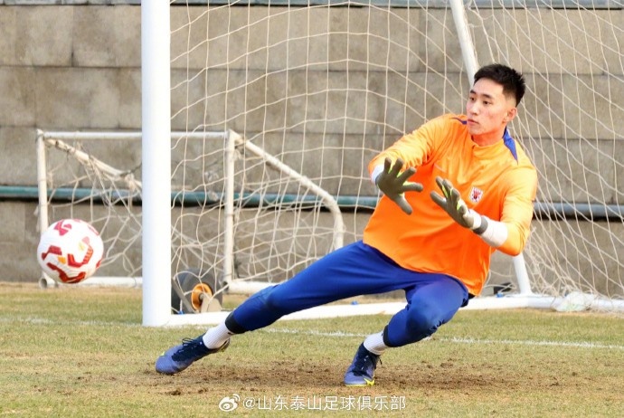2月27日下午，山東泰山隊進行了與大連英博的賽前官方訓(xùn)練