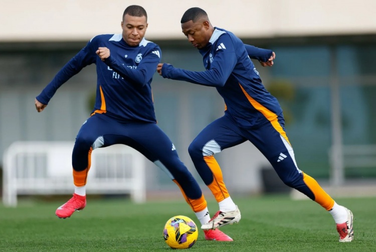 官方：皇馬今日進(jìn)行訓(xùn)練，因牙齒問(wèn)題缺戰(zhàn)的姆巴佩已回到訓(xùn)練場(chǎng)