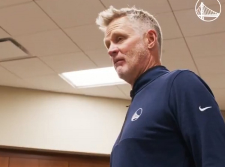 科爾賽后更衣室表揚球員：庫里哇哦！干得漂亮！波斯特在哪？