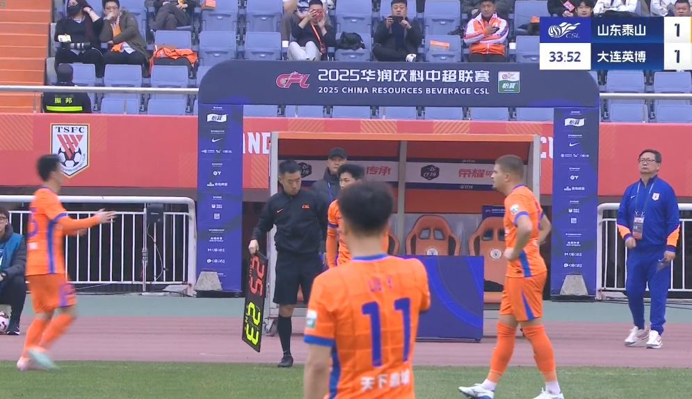 多打一人加強(qiáng)進(jìn)攻！泰山第34分鐘換人，謝文能換下彭欣力