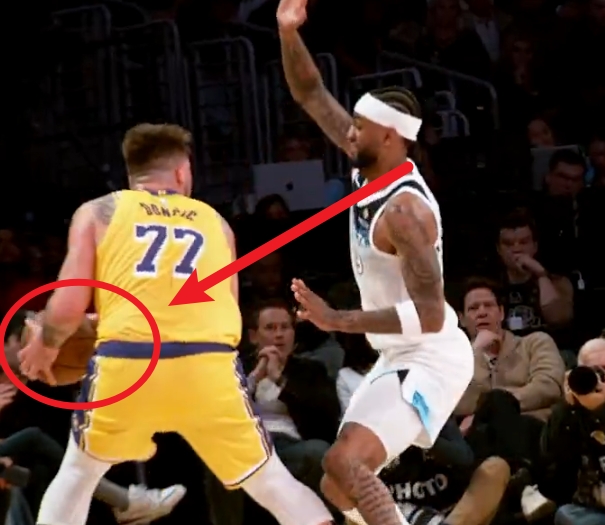 細(xì)節(jié)！東契奇壓哨出手前甚至還搓了一下球！沃克幾乎打到他的左手