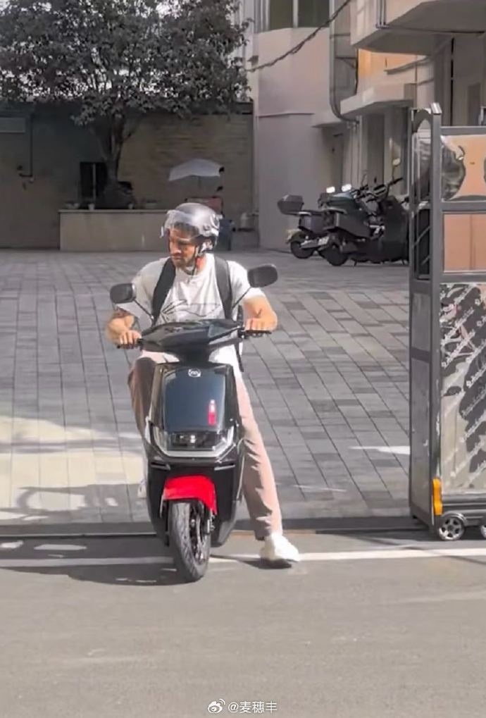 入鄉(xiāng)隨俗！廣東新援伯克騎上電動車 戴上頭盔非常專業(yè)