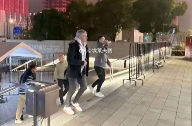 考察！博主：國安主帥塞蒂恩現(xiàn)場(chǎng)觀看海港與亞泰的比賽