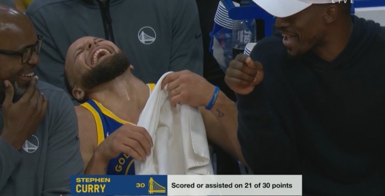 挑大梁！首節(jié)庫里12分4助 全隊(duì)30分中21分和他直接有關(guān)