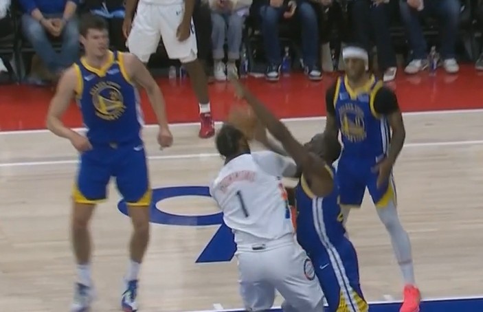 這下挺狠的！德拉蒙德肘翻追夢被吹進攻犯規(guī) 裁判回看后沒有升級