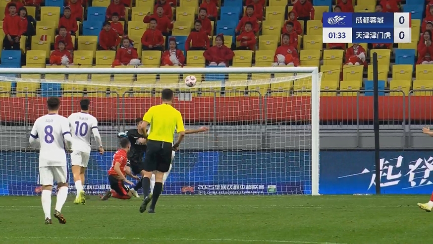 來勢洶洶！周定洋開場2分鐘門前墊射，可惜皮球打在橫梁彈出