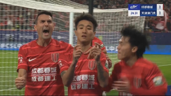 國(guó)腳連線！韋世豪高難度頭球吊射破門，胡荷韜送助攻蓉城1-1扳平