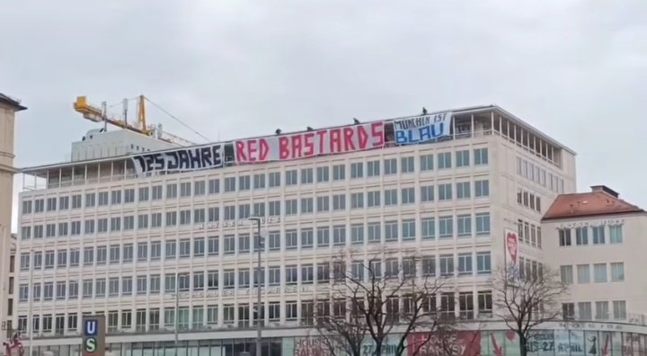 慕尼黑1860球迷掛橫幅嘲諷拜仁：紅色混蛋，慕尼黑是藍(lán)色的