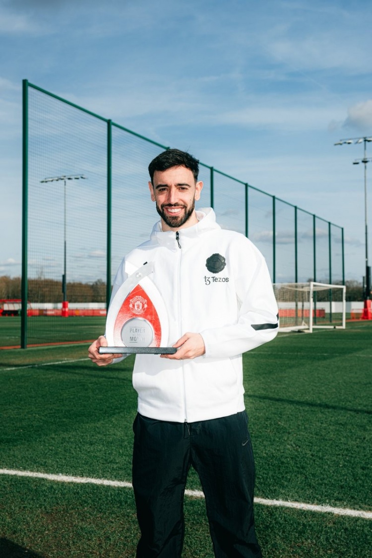 月最佳球員！曼聯(lián)曬B費領(lǐng)取獎杯照片：以最佳球員的身份進入三月