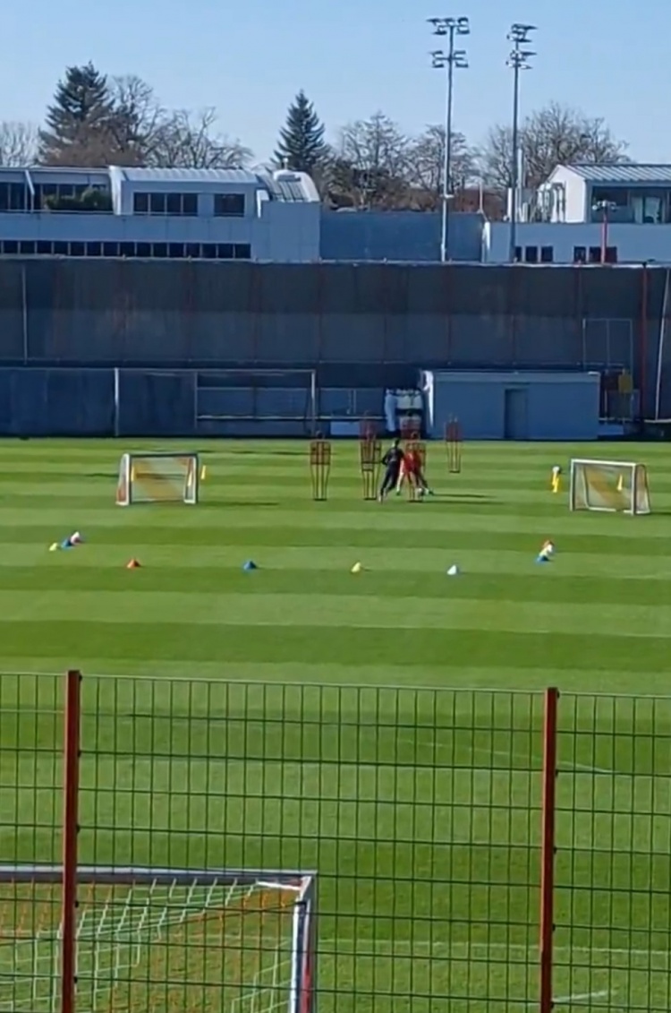 記者：基米希和拜仁一起進(jìn)行了熱身，然后開始單獨(dú)訓(xùn)練