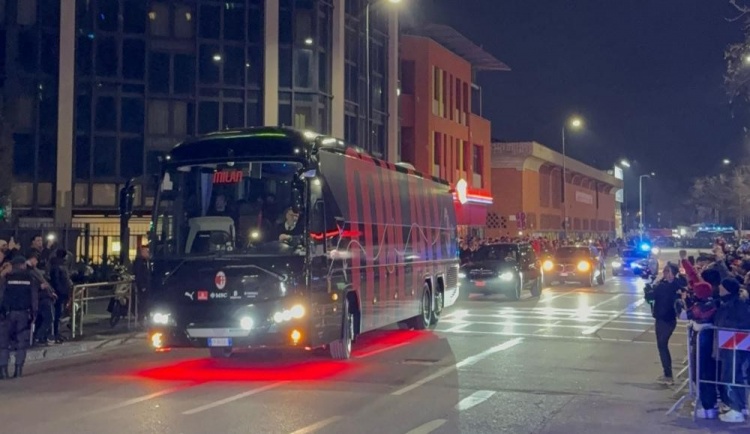 宣泄不滿！AC米蘭大巴抵達(dá)圣西羅時遭球迷噓聲 球迷延遲入場抗議