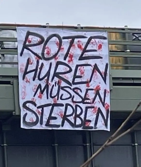 慕尼黑1860球迷多處掛橫幅&涂鴉侮辱拜仁：紅色妓女必須死！