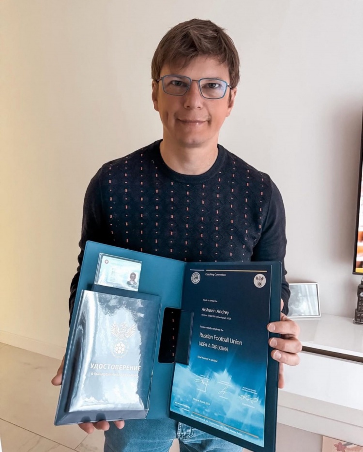 “沙皇”獲職業(yè)級(jí)執(zhí)教資格！43歲阿爾沙文獲得歐足聯(lián)A級(jí)教練證書(shū)