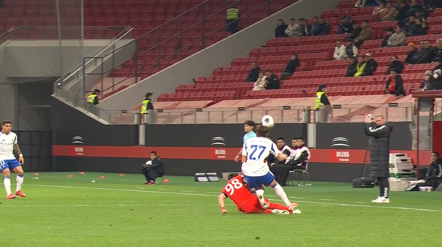 動(dòng)作有點(diǎn)大！維塔爾側(cè)面飛鏟犯規(guī)，開場14分鐘染黃！