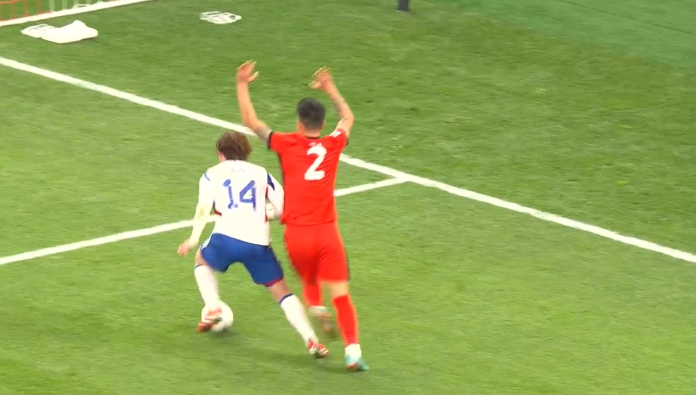 李昂被植中朝日切內(nèi)線不敢做動作，“高舉雙手”送對手下底倒三角