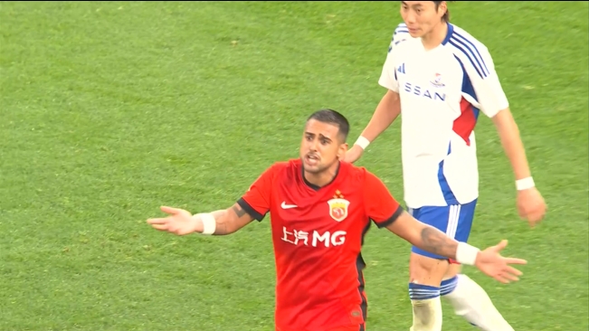 這球犯規(guī)嗎??萊昂納多停球轉(zhuǎn)身破門，但裁判提前吹哨示意他犯規(guī)