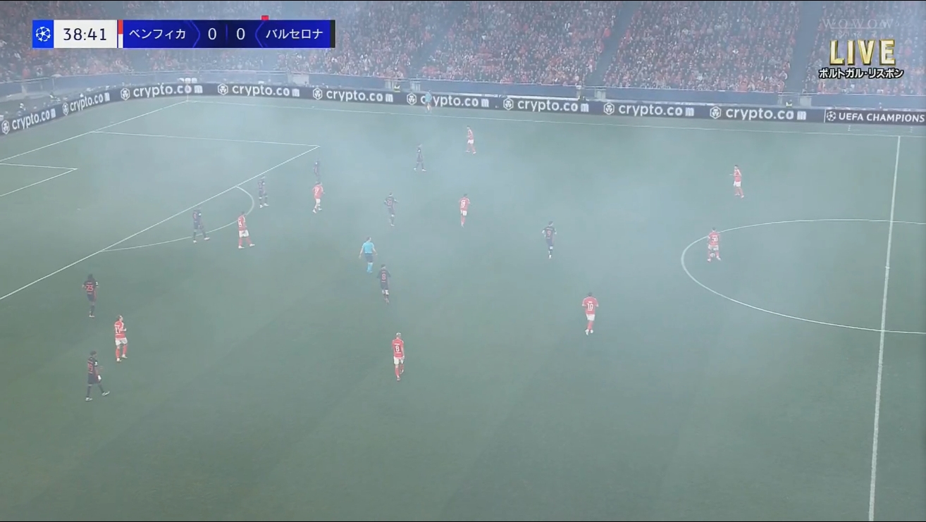 本菲卡球迷燃放煙花，現(xiàn)場煙霧繚繞