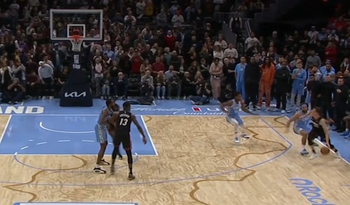 功虧一簣！鄧羅接球橫帶一步直接拔起三分命中 但無效&先踩線啦！