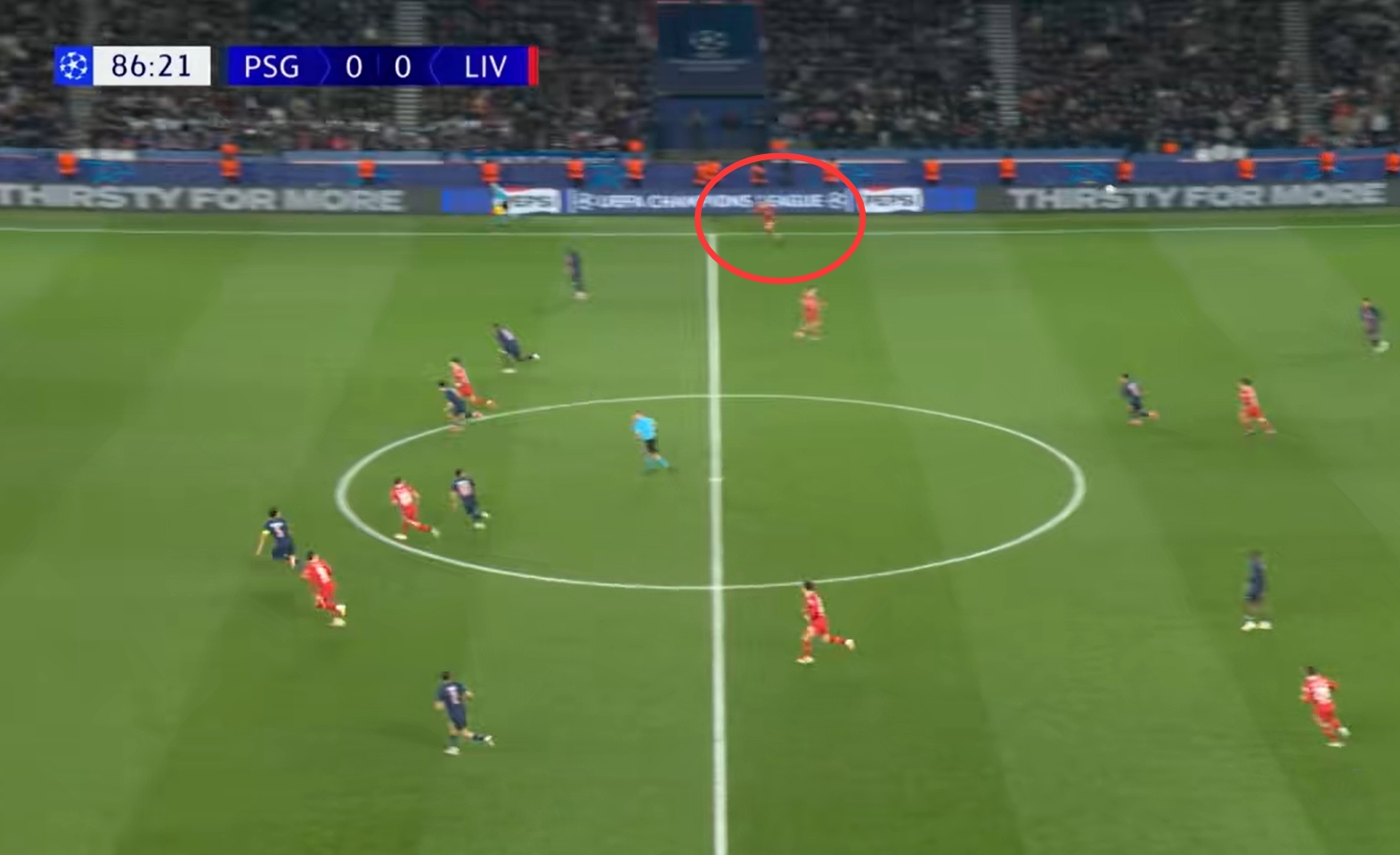 太賊了！埃利奧特走回己方半場并起跑，在門德斯盲區(qū)飛速插上絕殺