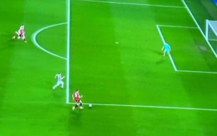 絕佳機(jī)會未傳球！霍伊倫比賽中向達(dá)洛特表達(dá)不滿，對方擊掌致歉