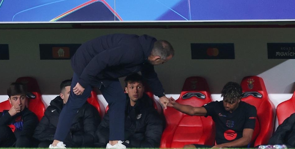 提前被換下！每體：亞馬爾下場后感到沮喪，弗里克上前交談&鼓勵