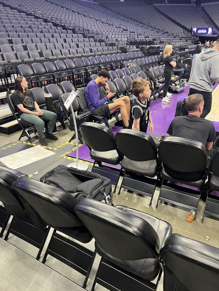 支持隊(duì)友！?？怂怪鼗厮_克拉門托 文班得到隊(duì)醫(yī)批準(zhǔn)后來到現(xiàn)場(chǎng)