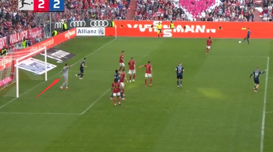 小孩哥心里苦！丟球前烏爾比希指出防守隱患，無(wú)人協(xié)防&博伊冒頂