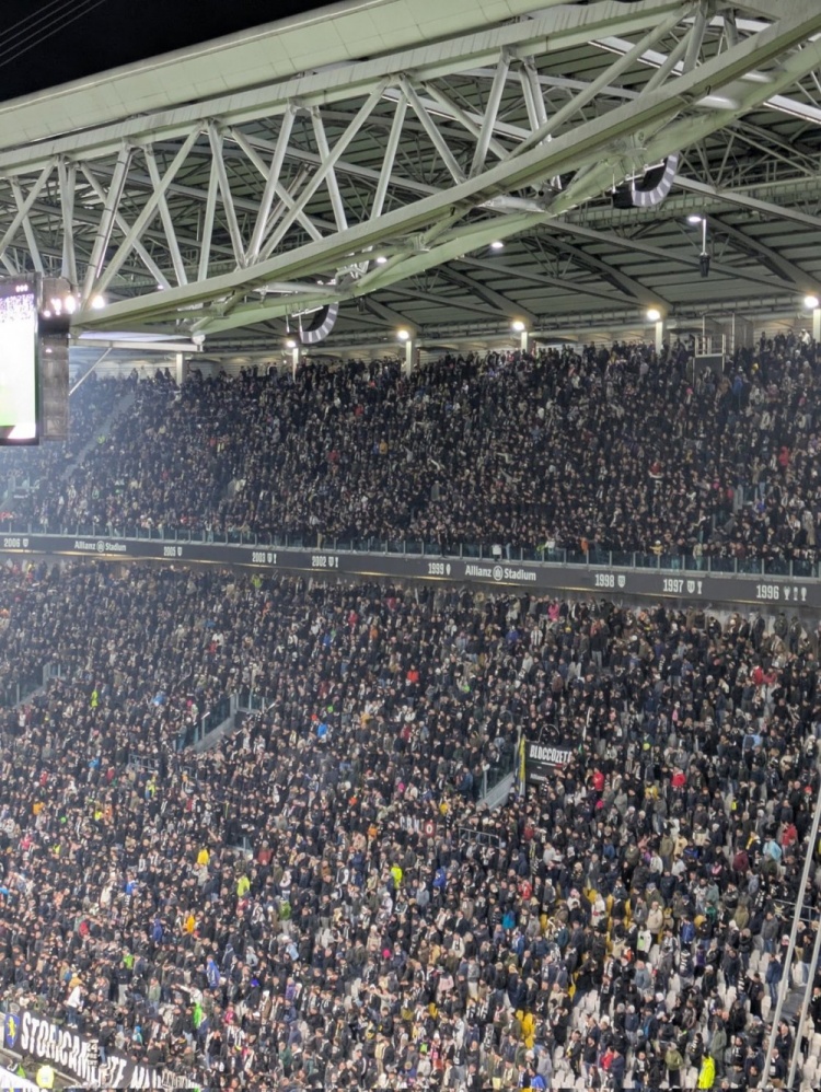 記者：尤文死忠比賽期間高呼“受夠你們了！尊重這件球衣！”