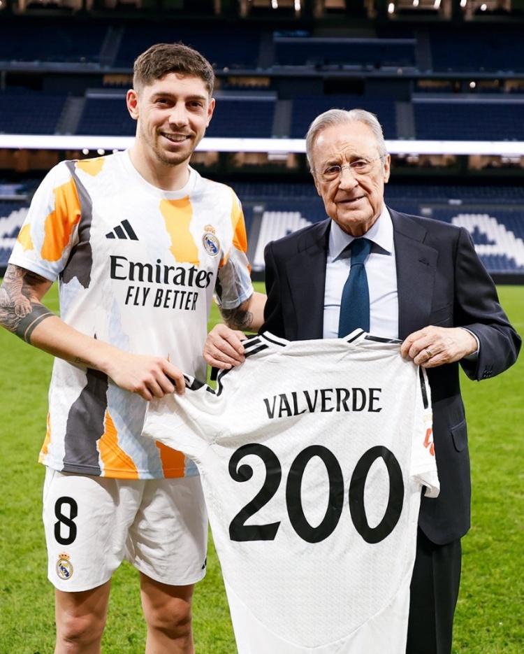 巴爾韋德代表皇馬出戰(zhàn)200場(chǎng)西甲，賽后獲贈(zèng)紀(jì)念球衣