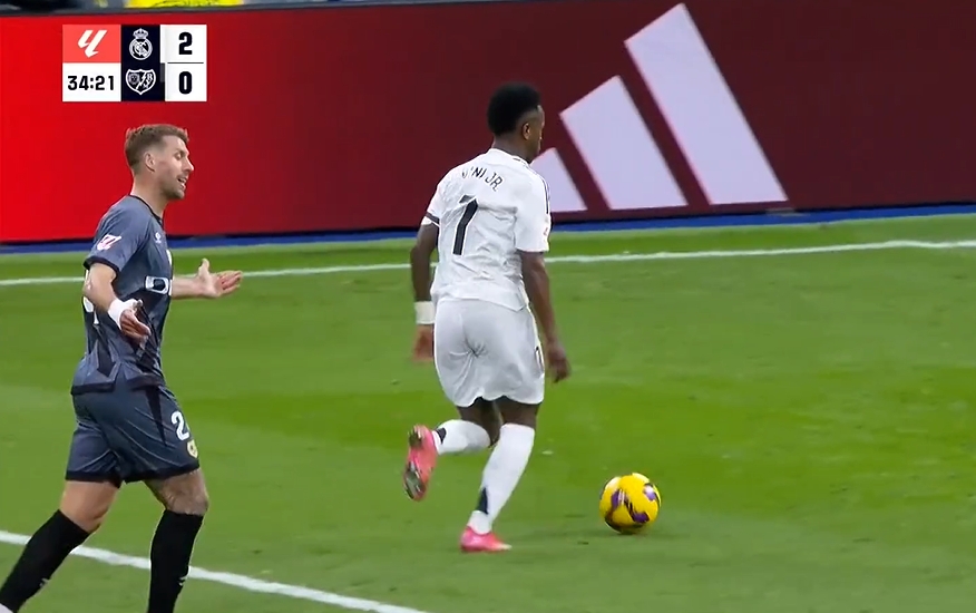 維尼修斯把對(duì)手逼成什么樣了？巴列卡諾兩人撞車，一人攤手