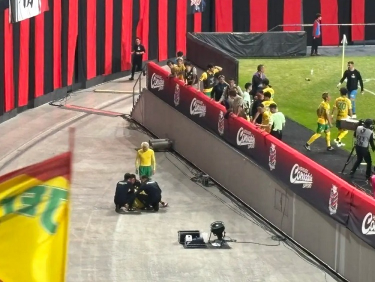 危險(xiǎn)?J聯(lián)賽球員“東莞仔跨欄”式慶祝進(jìn)球，卻發(fā)生墜落事故