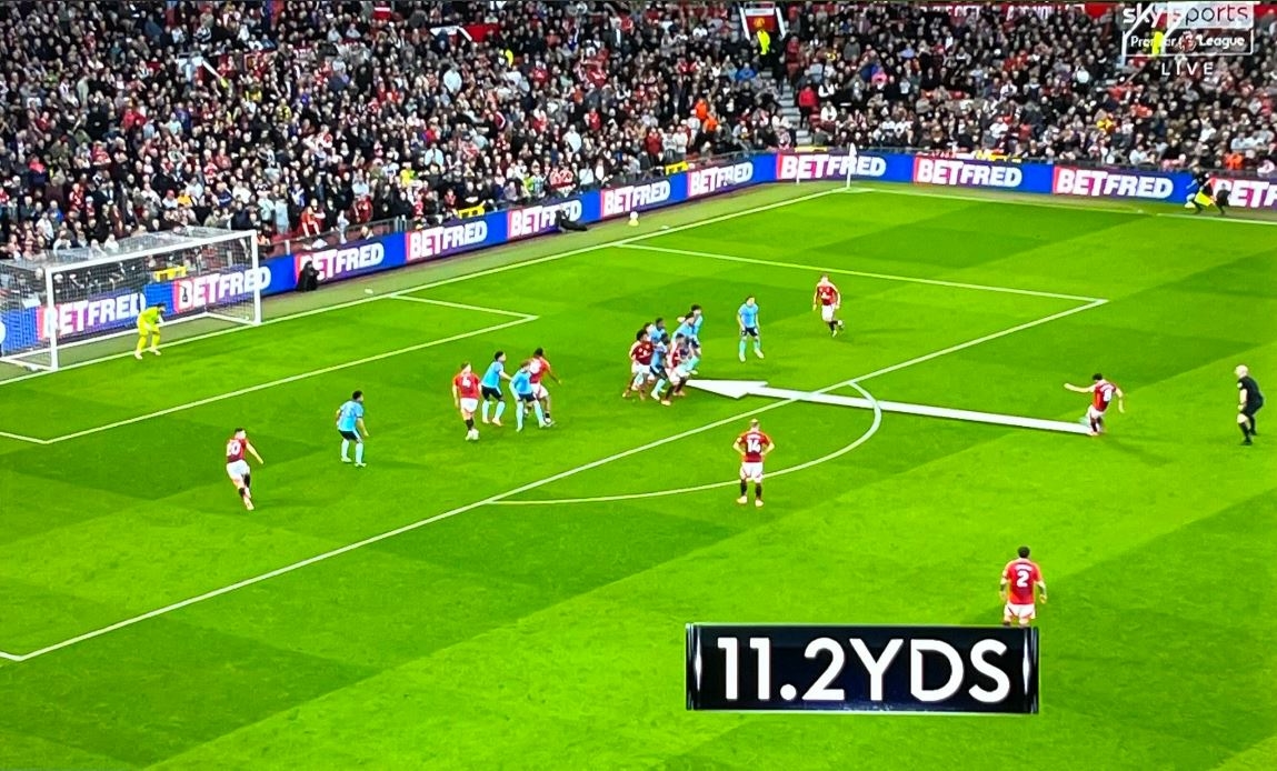 人墻失誤？轉(zhuǎn)播顯示B費(fèi)任意球距槍手人墻11.2碼，規(guī)則僅要求10碼