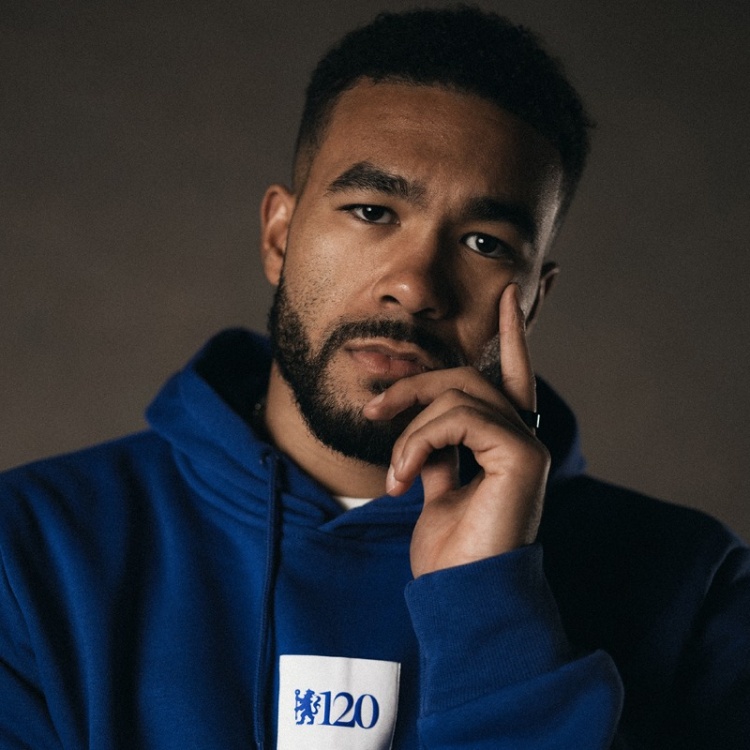 切爾西發(fā)布120周年紀(jì)念系列商品，包括T恤、連帽衫、夾克以及配飾