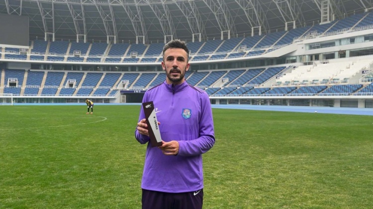 收到第一輪最佳球員獎(jiǎng)杯！基萊斯感言：希望能獲得更多這樣的獎(jiǎng)項(xiàng)