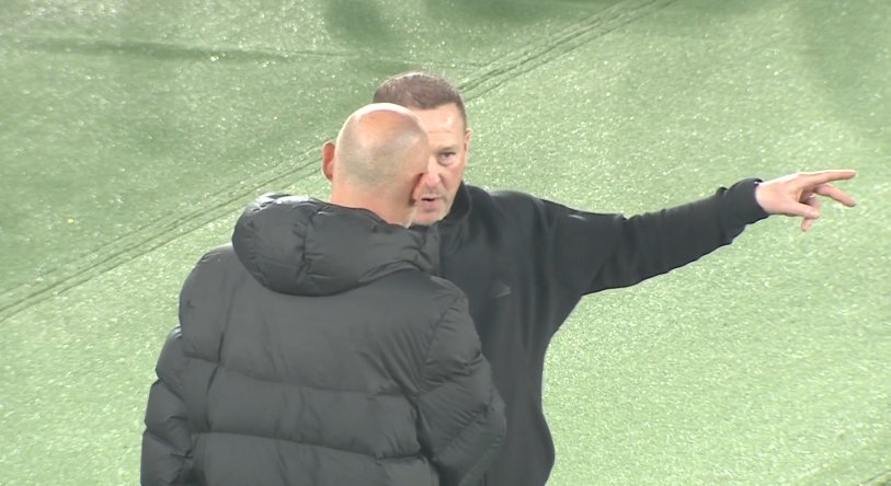 聊啥呢？穆斯卡特賽后與橫濱主帥寒暄，后者曾任英格蘭切爾西助教