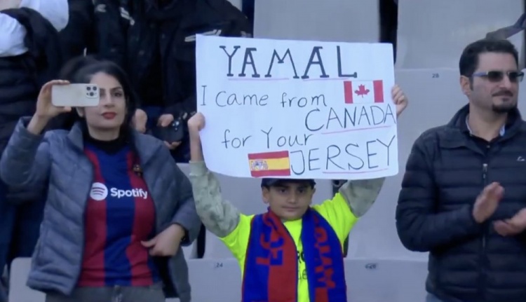 遠(yuǎn)渡重洋！現(xiàn)場小球迷手舉橫幅：我來自加拿大，想要亞馬爾的球衣